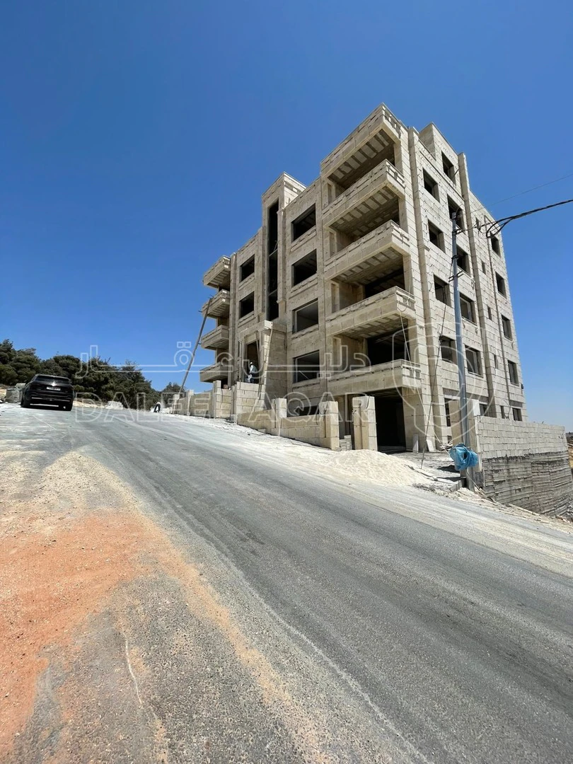 شقة في طريق المطار الحويطي خلف العالمية - 130,000 دأ - صورة 1